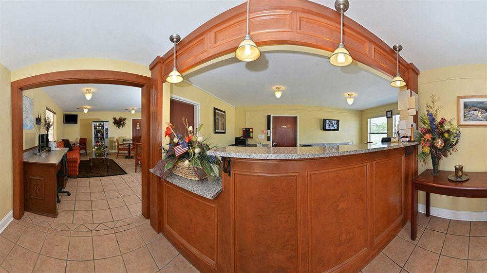 Days Inn By Wyndham Abbeville Екстер'єр фото