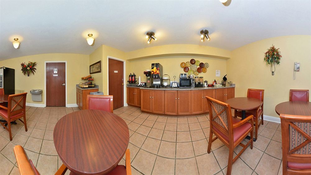 Days Inn By Wyndham Abbeville Екстер'єр фото