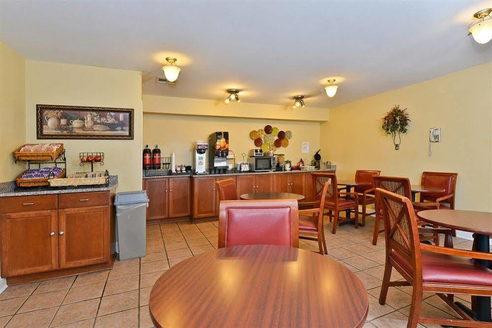 Days Inn By Wyndham Abbeville Екстер'єр фото