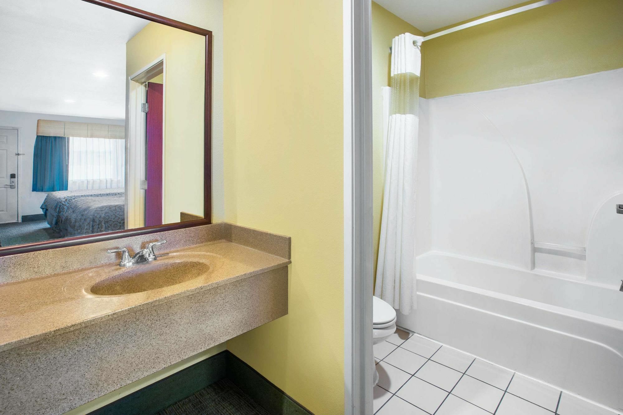 Days Inn By Wyndham Abbeville Екстер'єр фото