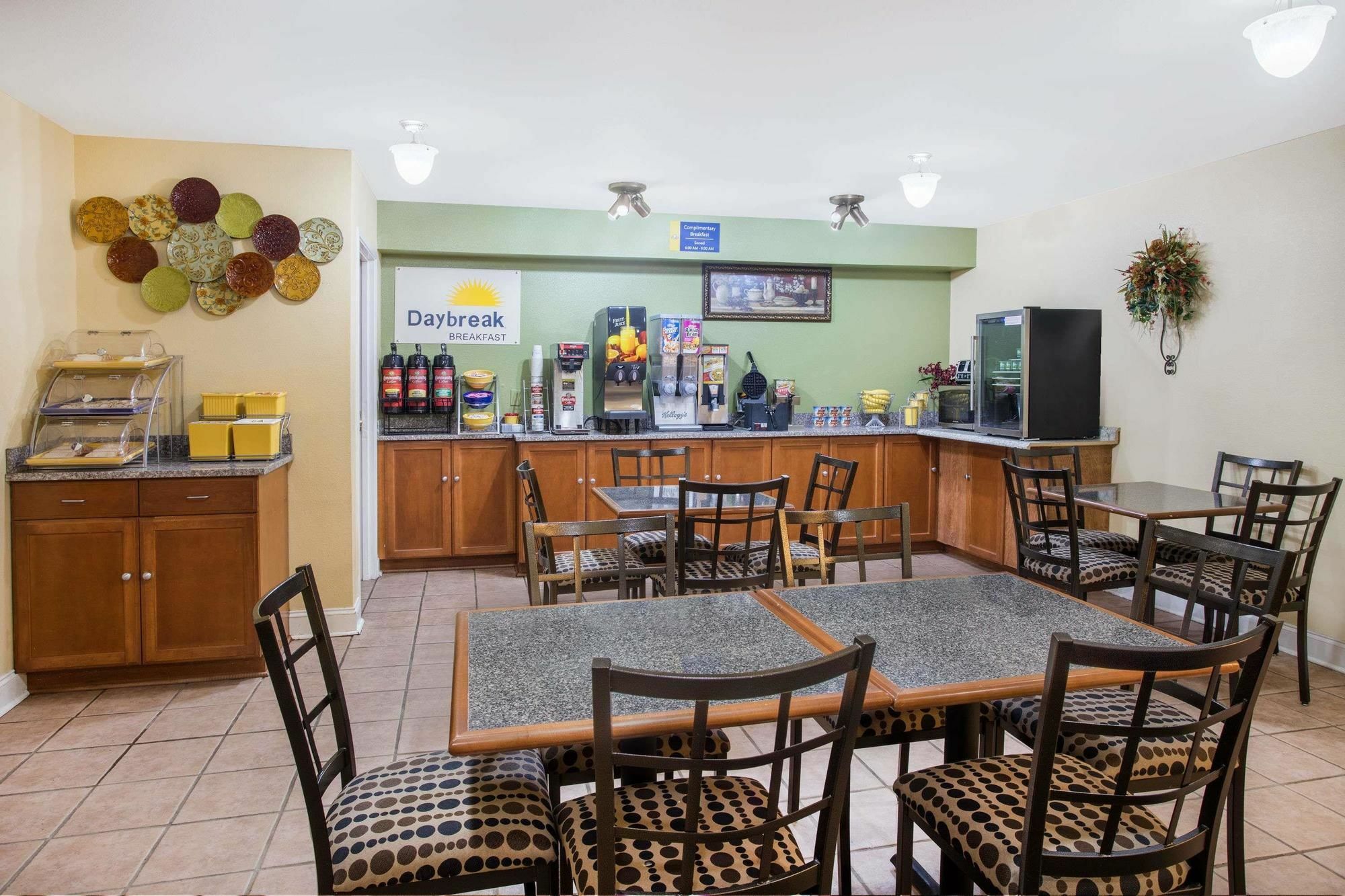 Days Inn By Wyndham Abbeville Екстер'єр фото