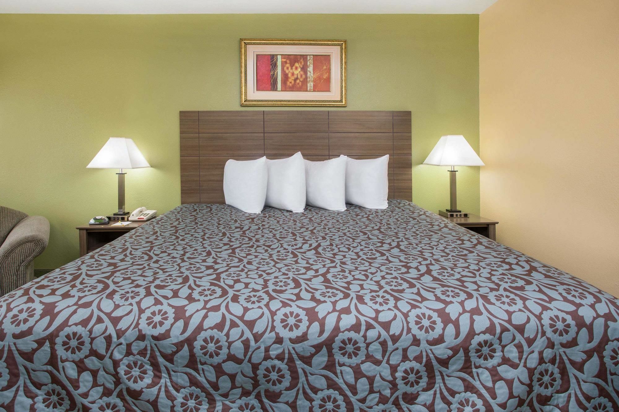 Days Inn By Wyndham Abbeville Екстер'єр фото
